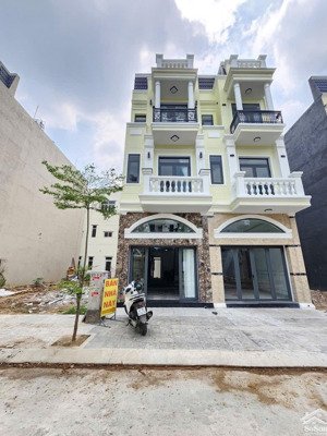 nhà xây mới, 1 trệt 2 lầu, hoàn công, full nội thất gần vincom550 tp.dĩ an chỉ 5ty5