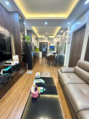 chính chủ bán chung cư kim văn kim lũ đại kim hoàng mai lô góc 2 ngủ , 2 wc , 1 ban công 68,3m