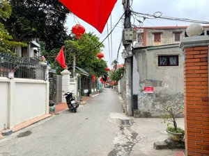 bán 68m đất thổ cư, giang biên, sổ đỏ chính chủ, giá 4,3 tỷ, ngõ ô tô, thông 2 ngả, không dính qh