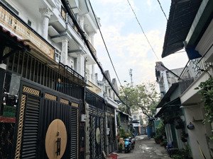 ngon mà rẻ- 60m2 - 4 tầng lầu - tặng full nội thất - xe hơi vào tận nhà-khu vip - hiệp thành q12