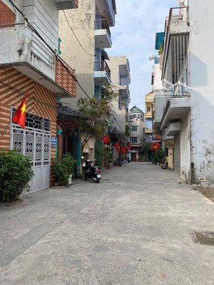 phân _ lô _ quân đội. đất có nhà cấp 4. hai mặt đường, thoáng trước sau. ô tô tránh: 68m* 5m