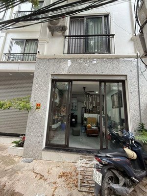 nhà đẹp cự khối - lô góc. ngõ thông ô tô ngõ tự do 1. trung tâm phường cự khối. khu vực đang