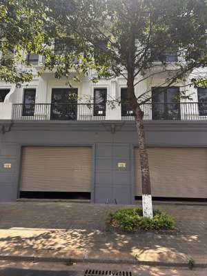 cần bán 2 căn liền kề mặt tiền tôn đức thắng, dự án eco city premia bmt. giá 27,5 tỷ.