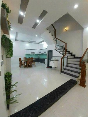 nhà góc 2 mặt tiền trường thọ, thủ đức giá: 13,5 tỷ diện tích: 89m hướng tây nam