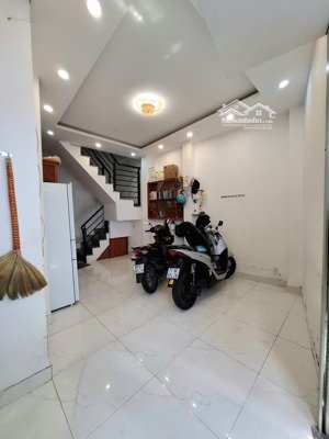 hiếm dưới 4 tỷ! nhà cmt8 q10, 3 tầng 2pn 3wc sân thượng, mới đẹp rộng rãi, vào ở ngay, sổ hồng