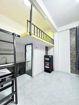 một phòng trọ nằm ngay mặt đường hoàng diệu 2 , gần trường đh ngân hàng tp.hcm , với gia chỉ 4tr6