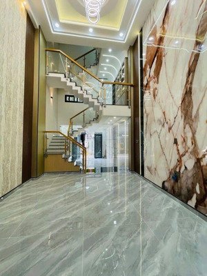 siêu phẩm nhà 5 tầng bình trị đông kế tên lửa ôtô ngủ trong nhà