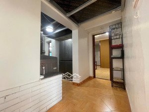 40m - t5 - nhỉnh 3,5 tỷ nhà đẹp thoáng sáng-ô tô chân cầu thang - view mặt đường khuất duy tiến