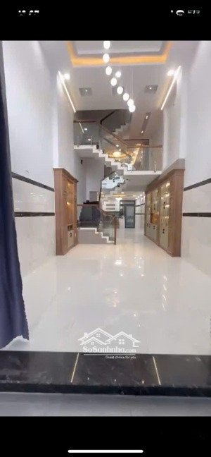 bán nhà 4 lầu đường phan văn hớn cách trường chinh 200m.