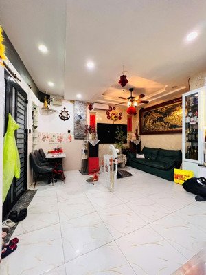 nhà trệt 2 lầu 3pn còn mới đẹp, vô ở ngay, hẻm gần 4m nhiêu tứ q.pn, sát đường phan xích long