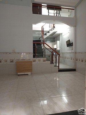 trệt lầu 5x12m có 3pn 2wc sẵn máy lạnh thống nhất p16 gv giá 13 triệu