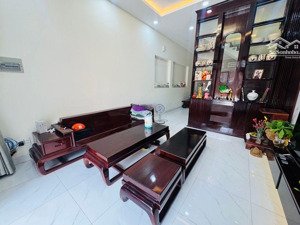 nhà 3 tầng dân xây mới, mặt tiền kinh doanh, hoàn công, dt 62m2, 4 pn, 4vs, nội thất hiện đại