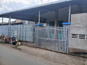 nhà bán tạp hóa rộng 10m. gần cầu an hóa - kcn phú thuận. có chỗ đậu xe 7 chỗ full thổ cư