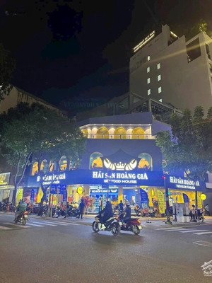 cho thuê nhà mặt phố tại nguyễn văn lộc được thiết kế 4 tầng, lô góc rộng: 30m, diện tích: 160m2