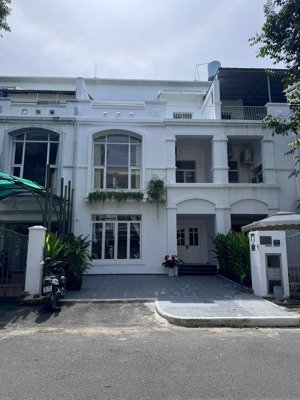 bán biệt thự liên kế hưng thái pmh dt:7x18m2 giá đầu tư siêu tốt chỉ 34,5 tỷ lh:0908018111