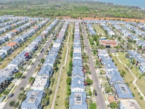 chuyển nhượng nhà phố 6x20m novaworld phan thiết giá: 3.5 tỷ (bao thuế phí). nhà sẵn lh: 