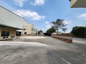 xưởng phú giáo bình dương: dt 21000m2, vp: 1200m2. nhà ở 900m2. giấy tờ đầy đủ sx nhiều ngành nghề