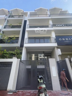 cho thuê nhà himlam tk văn phòng, có thang máy dt: 5x20m2 + 6 phòng lv giá: 55tr lh: 