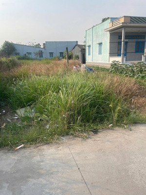 cần tiền xoay sở chủ gửi bán lô đất thổ 120m2 gần cầu mồng gà . đường betong 5m sổ hồng riêng .