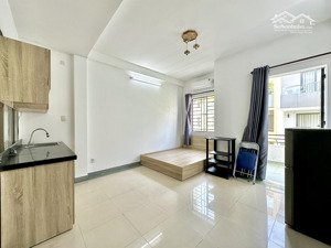 cho thuê căn hộ ban công 35m2, full nội thất, giặt riêng, hẻm oto. ngã 4 hàng xanh, chu văn an.