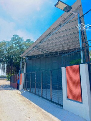 cho thuê kho 180m2 mới xây dựng đường hà huy giáp, ngay chân cầu giao khẩu, mặt tiền đường bờ kênh