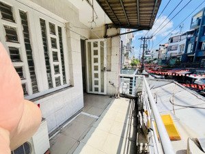 studio ban công 30m2 giá 3tr8 gần sân bay tsn, cv gia định dọn vào ở ngay - có máy lạnh