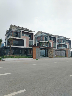 biệt thự đơn lập 280m2 - đối diện 23 tòa công nghệ cao- sát hà nội - cách ga metro trung màu 300m.