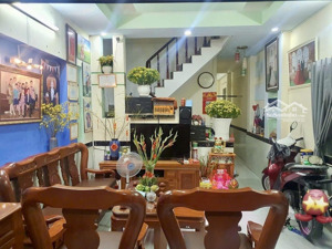 nhà cần bán và bán luôn lô đất bên cạnh tổng diện tích 106m2 giá 8,5 tỷ còn thương lượng được