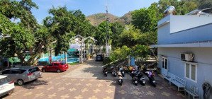 bán khu nghỉ dưỡng, cho thu nhập 200tr/ tháng, vew biển , lưng tựa núi, 2 mặt tiền , giá rẻ