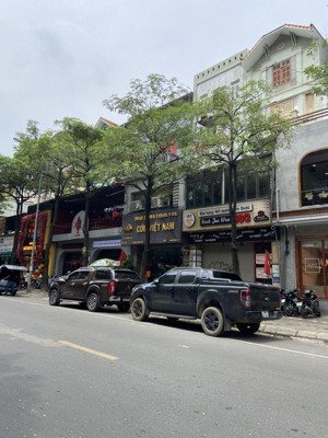 chính chủ cho thuê mặt phố trung hòa dt 140m2 x 4 tầng. sẵn thang máy. vỉa hè rộng đẹp nhất phố