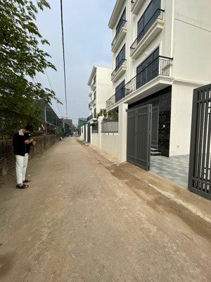 biệt thự mini ô tô đỗ trong sân, đường rộng- thiết kế cực kì trẻ trung hiện đại-hơn 80m2-chỉ 4.xtỷ