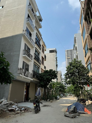 cho thuê nhà tại khu dịch vụ vạn phúc, hà đông.
nhà 6,5 tầng mới xây, thang máy