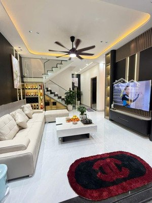 chủ cần ván nhà đẹp mới xây xong ,đối diện bến xe trung tâm đà nẵng