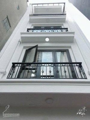 cần cho thuê nhà tại chùa bộc,ô tô đỗ cửa, giá thuê 22 triệu.