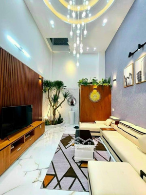 cần tiền bán gấp phổ quang , quận tân bình.dt 8.3x20m,3 lầu giá 30 tỷ .