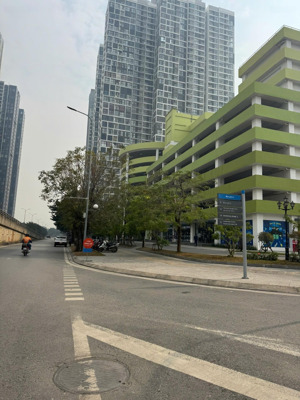 chính chủ cần tiền bán gấp căn hộ thủ thiêm lakeview 2 ,3 phòng ngủ full nội thất view landmark 81