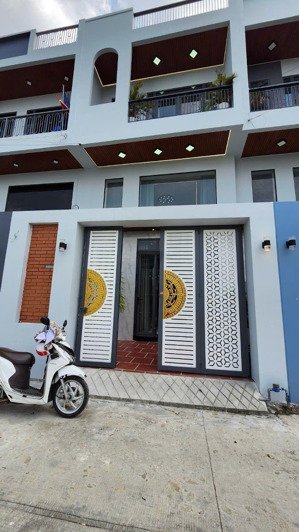 bán nhà mới hiện đại xây 5x19 3 tấm có 4pn, 4wc, giá 3,5 tỉ. cần giuộc, lan cách chợ hưng long 500m