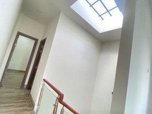 nhà mới xây xong, 3 lầu. liên hệ trung: 