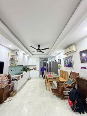 hiếm ! bán nhà phố cầu giấy - 42m2 - 5 tầng - ngõ thông - gần phố - ôtô - kinh doanh. nhỉnh 8 tỷ .