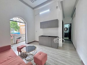 1pn ban công rộng 35m2 thoáng ngay vòng xoay dân chủ quận 10