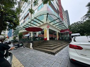 cho thuê tòa nhà mặt phố duy tân, building 6 tầng có hầm 02 thang máy lô góc mặt tiền 35m