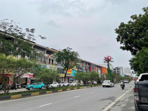 bán nhà mặt phố trần phú chùa hà tiên, tp vĩnh yên vị trí đẹp, kinh doanh tốt, giá 8,x tỷ