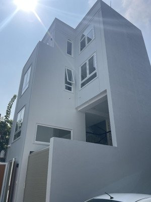 nhà mới đẹp 4 lầu - phước long b - ngang 6.5m ngay ngã 4 bình thái - có gara ô tô