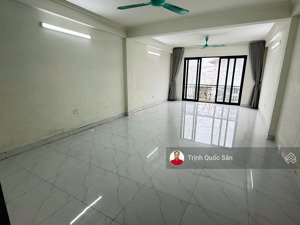 cho thuê tầng 5 nhà chùa bụt mọc(phú diễn) 70m2, 5 tầng, mt 5m x 14m, có thang máy. lh 