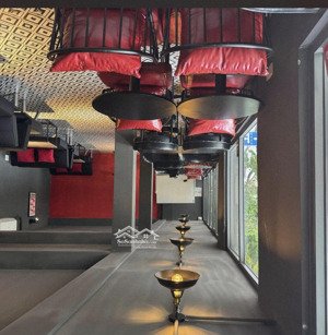 cửa hàng mặt phố cho thuê cho quán cà phê, nhà hàng có sân thượng, bãi đỗ xe rộng 14m