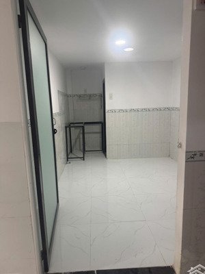 bán dãy trọ 1 trệt 1 lầu, gồm 20 phòng mới tinh, ngay ngã ba ông xã ngang 6x27m