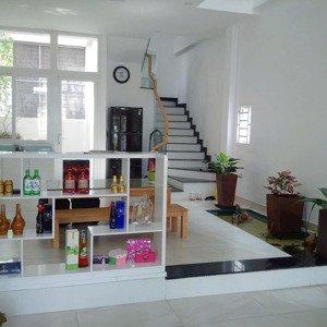 cho thuê nhà có sân đậu xe hơi 16 tr / tháng 95 m2 3 tầng chợ hiệp bình