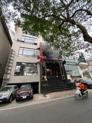 chính chủ cho thuê văn phòng dt60m2 view hồ hoàng cầu chỗ đậu ô tô,xe máy bảo vệ 24/7/lh 