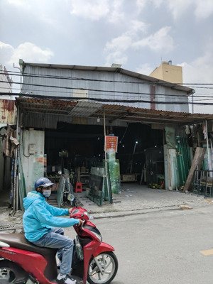 nhà mặt tiền hiệp thành 23, quận 12. 10mx25m. vị trí ngay bến xe buýt. giá : 17.490 tỷ