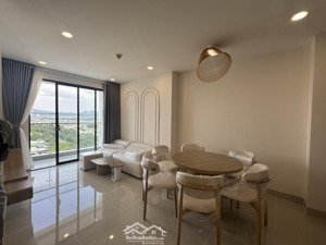 cần bán gấp căn 3 phòng ngủ căn góc view biển , rộng 104m2 đã trang bị đầy đủ nội thất giá